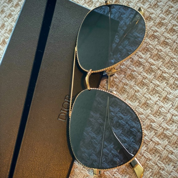 Dior Accessories - Christian Dior Aviator Sunglasses 🖤